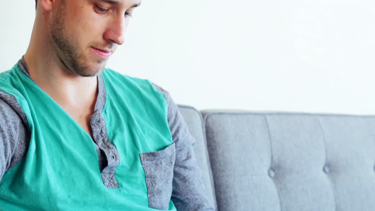 Man using digital tablet in living room 4k