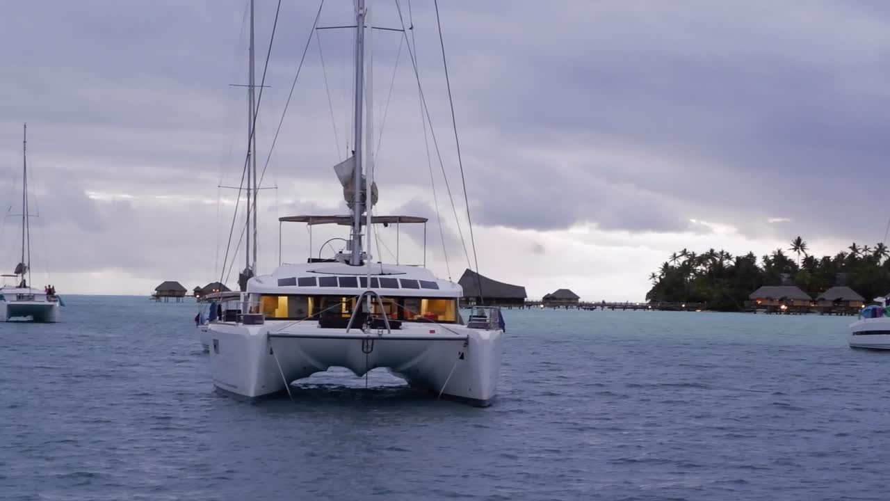 пана через освещенную катамаранную парусную лодку в утренний синий час