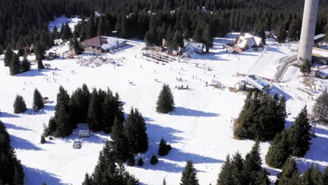 la gente está esquiando en el pico snejanka en el balneario de invierno de pamporovo.