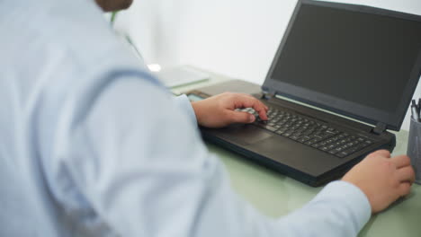 primer plano de la escritura en el teclado del portátil