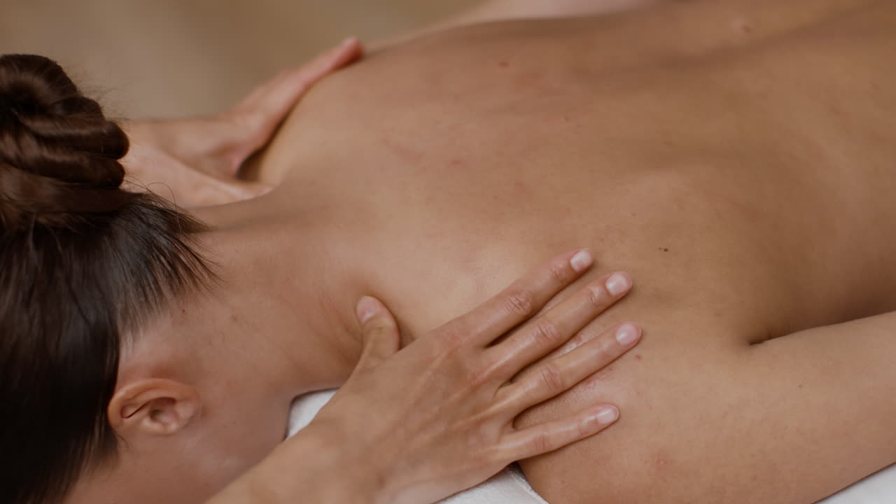 mujer recibiendo un masaje de espalda y hombro