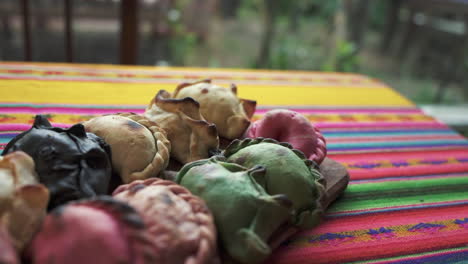 las famosas empanadas salteñas mostradas en cámara lenta