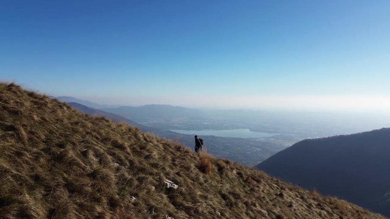 Le esperienze vissute in montagna quando si è un nomade digitale, carico di un drone e una fotocamera, hanno le loro ricompense: le viste sono intense e fanno sentire soli