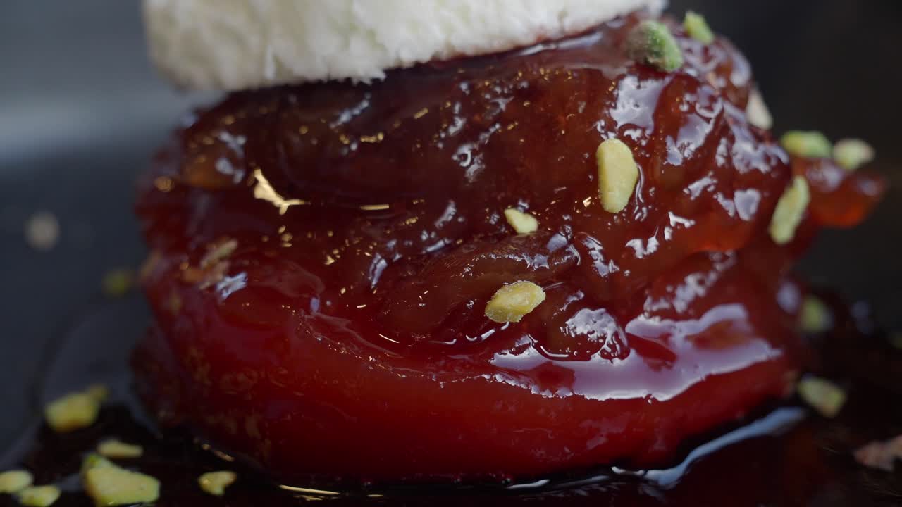 코코 토핑 을 가진 과일 디저트 의 클로즈업