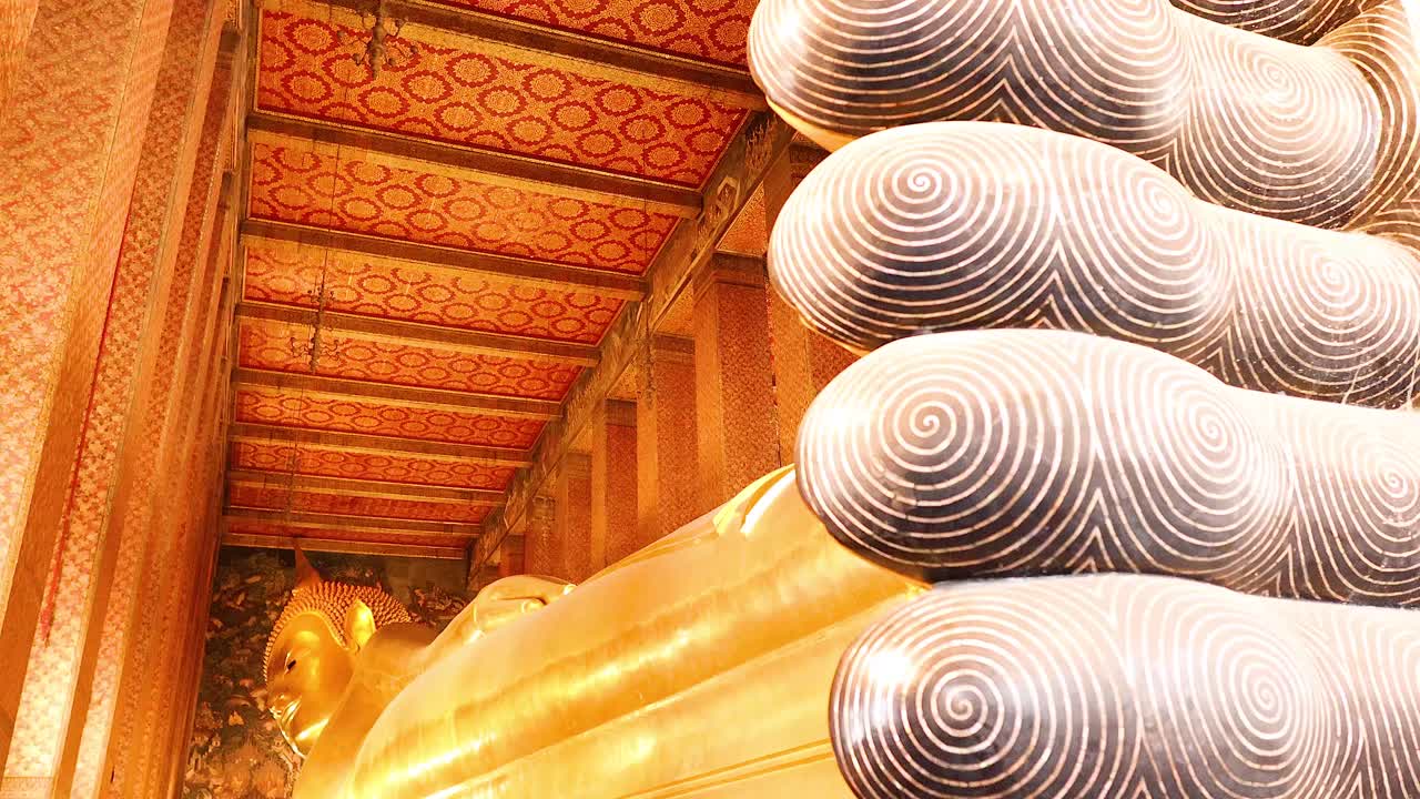황금 부처 동상과 복잡한 발 세부 사항