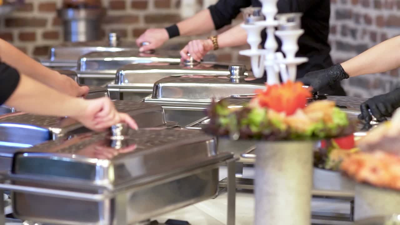 고급 레스토랑에서 고기, 다채로운 과일과 채소로 구성된 뷔페 음식을 제공합니다.