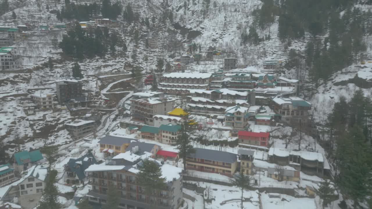 Widok z lotu ptaka na miasto Manali po opadach śniegu.