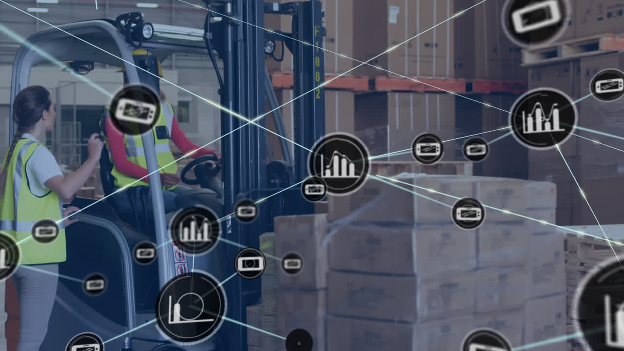 animación de una red de iconos digitales sobre diversos trabajadores masculinos y femeninos discutiendo en el almacén