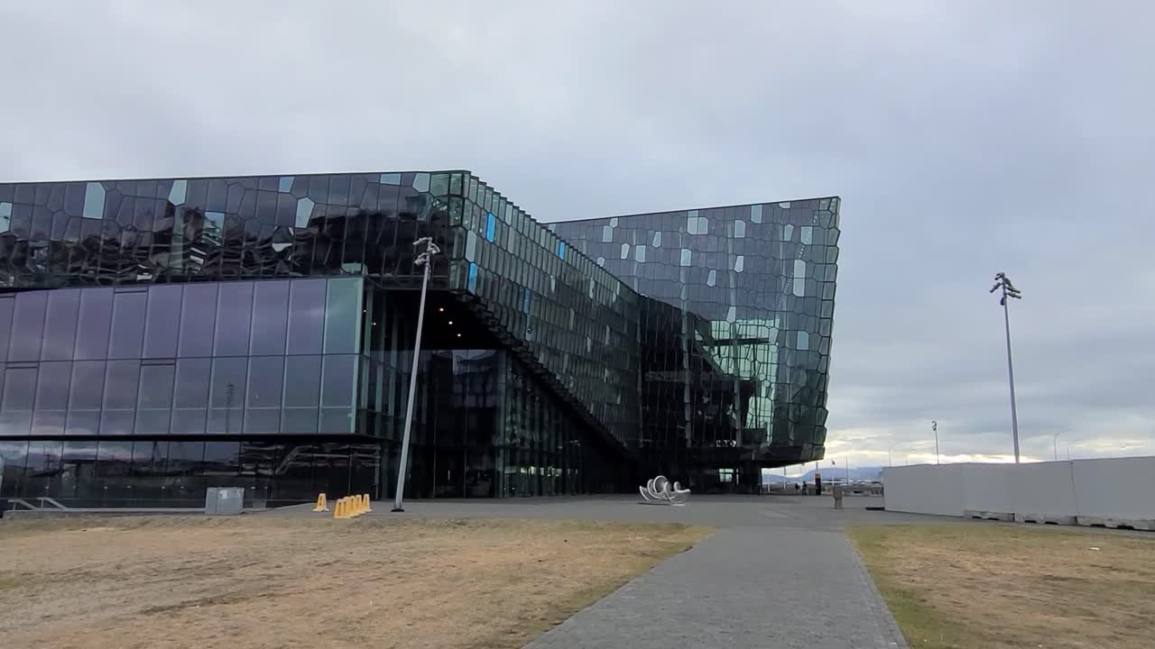 the building called harpa of reykjav&iacute;k from the outside