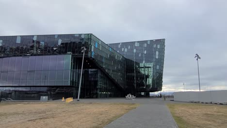 El-Edificio-Llamado-Harpa-De-Reykjavík-Desde-El-Exterior.