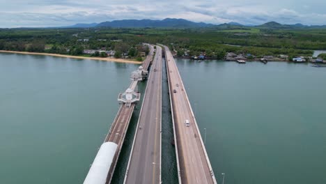 vista aérea del puente de sarasin concepto de trasfondo de transporte por carretera el puente está entre phang nga y la isla de phuket tailandia el puente es el más importante para hacer negocios y transporte