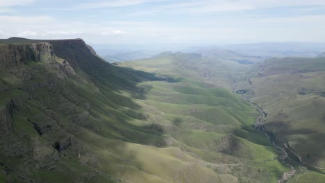 Colinas-Verdes-Y-Ondulantes-Se-Erosionan-Debajo-De-Acantilados-Altos-Y-Escarpados-De-La-Meseta-Montañosa