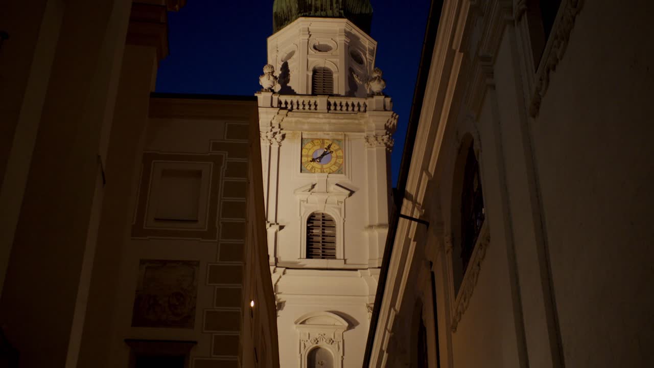 Torre del Duomo di Passau di notte, 4k.