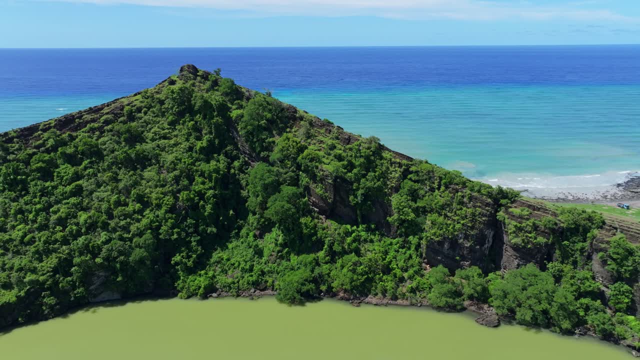 Comoros - Grande Comore - Lac Salé - left slide over the lake
