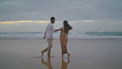 Glückliche-Verliebte-Gehen-Abends-Am-Strand-Im-Freien-Spazieren.-Hispanisches-Paar-Läuft-In-Der-Natur