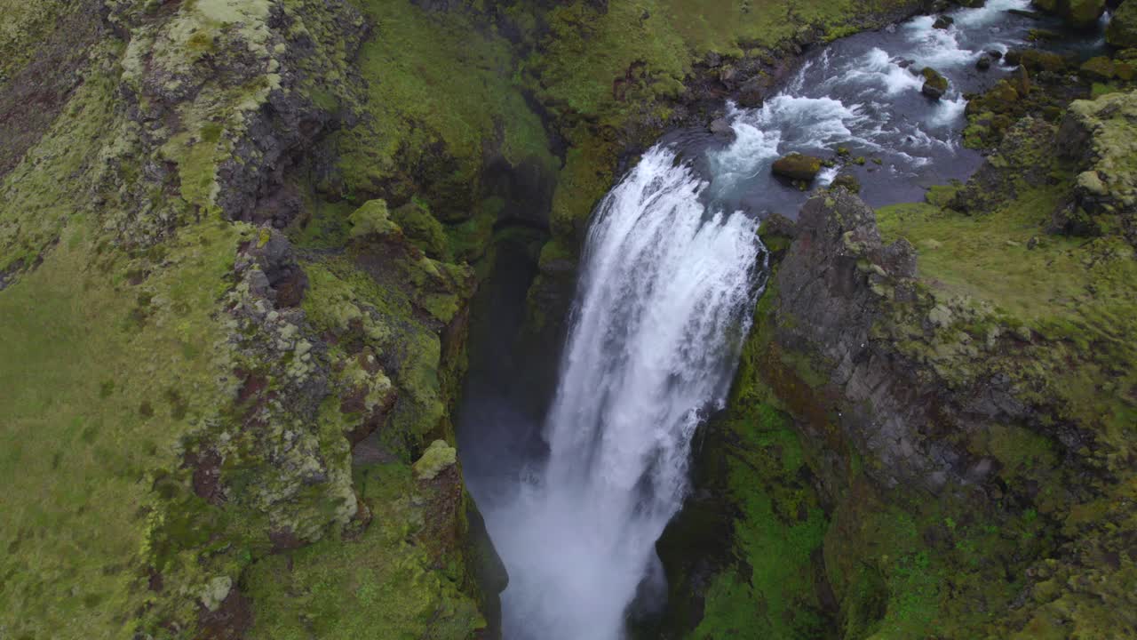 aérea por encima del famoso monumento natural y atracción turística de skogafoss falls y el sendero fimmvorduhals en islandia