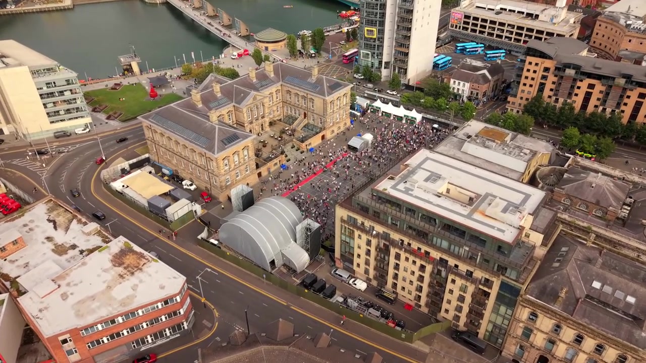 Video aereo in discesa 4K 50FPS di Custom House Square al Comhaltas Fleadh Cheoil na hÉireann, Fleadh Belfast 2026. Prodotto con colore Rec709