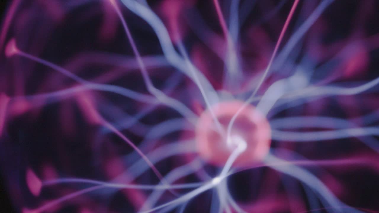 descarga eléctrica de bola de plasma en mezcla de gas nitrógeno helio dentro de esfera de vacío de vidrio primer plano