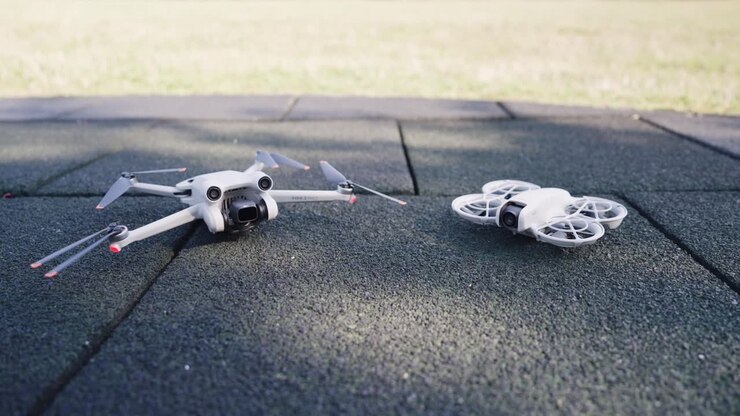 Dois Drones Pousados no Chão
