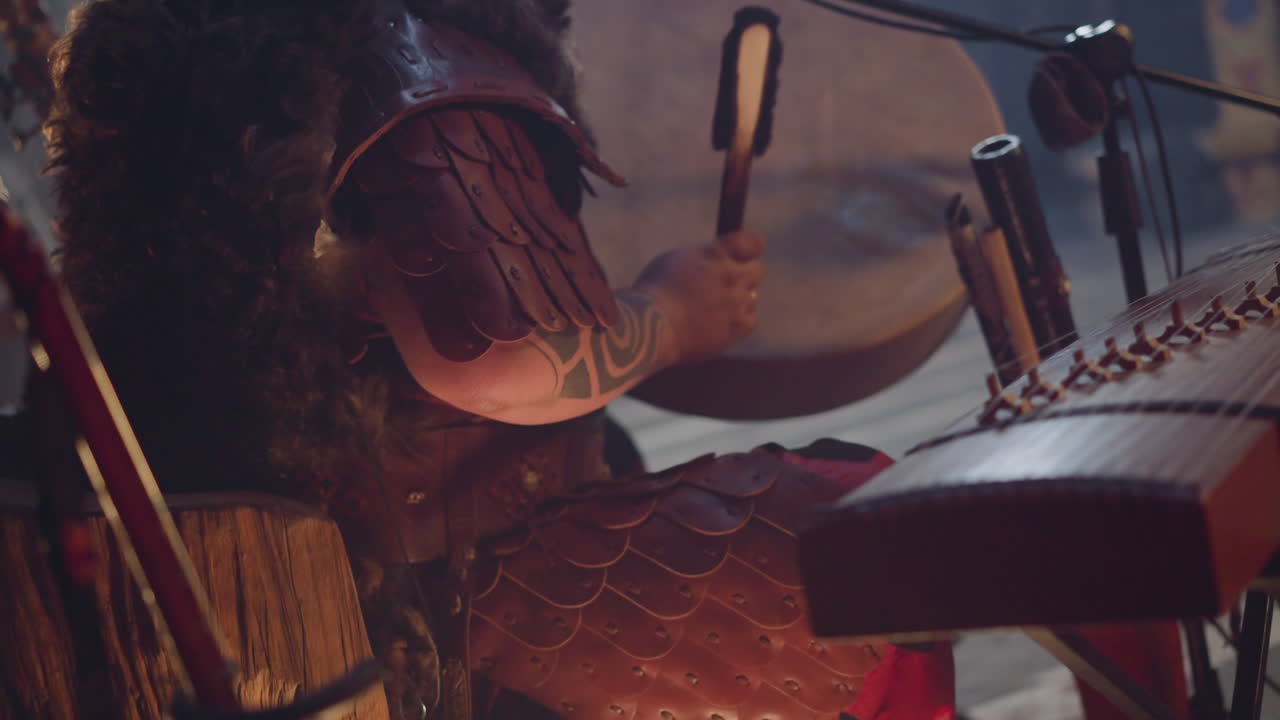 공연자 는 아일 에서 열린 콘서트 에서 옛 샤마닉 드럼 을 연주 한다