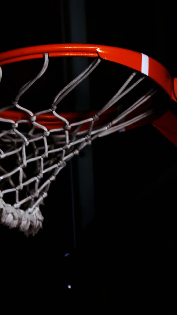 el baloncesto pasa por el aro.