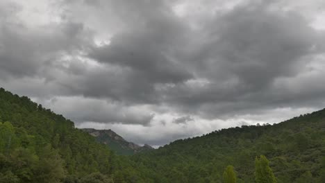 Nubes-En-Las-Montañas-Y-Empieza-A-Llover.