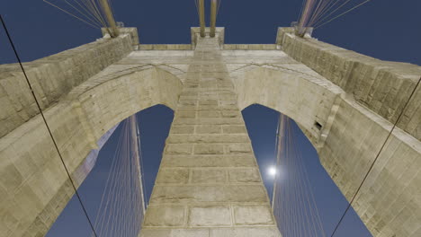 Der-Mond-Geht-über-Den-Brooklyn-Bridge-Tower,-Zeitraffer