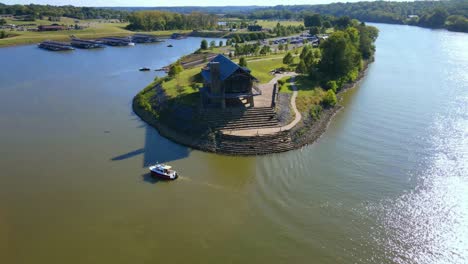 Boot-Kommt-In-Den-Hafen-Von-Clarksville-Marina