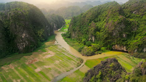 Mua-cave-in-the-city-of-Ninh-Bình,-Vietnam