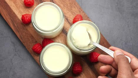 un delicioso parfait de yogur con frambuesas