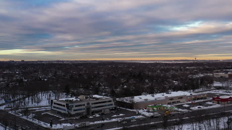 Un-Dron-Aéreo-Disparó-Sobre-Un-Barrio-Suburbano-Durante-Un-Amanecer-Nublado-Pero-Dorado,-Tomado-Después-De-Una-Tormenta-De-Nieve