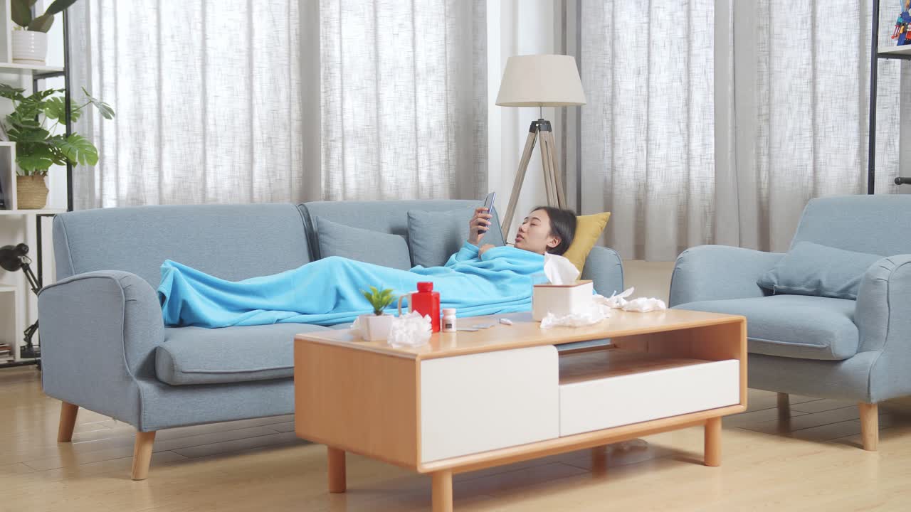 병든 여자 가 소파 에 휴식 하고 있다