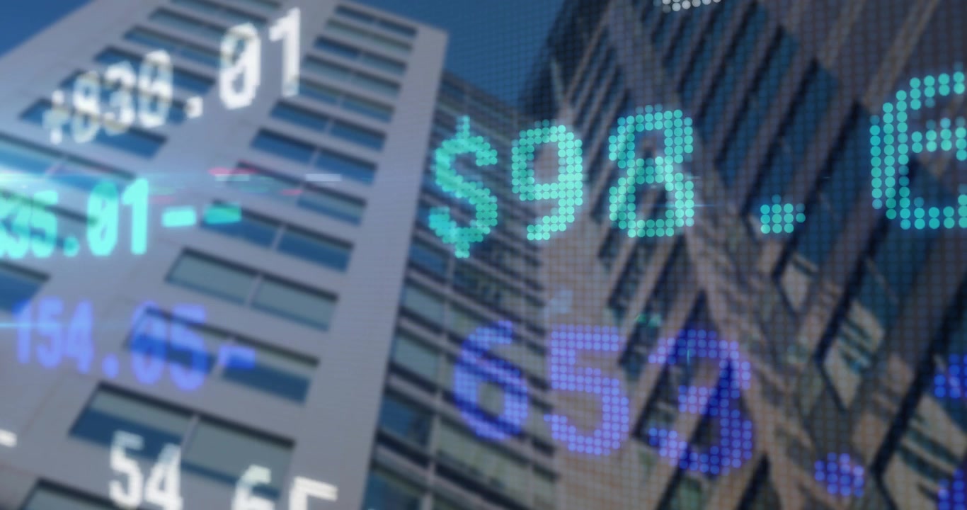 Digitalt ticker-overlay i afspilning flyder mellem tårne, opdaterer realtidspriser og simulerer markedsfeed.