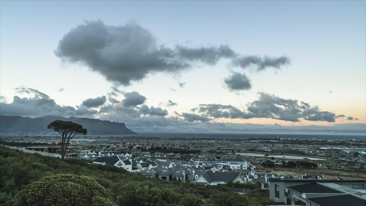 남아프리카 공화국의 산 위로 움직이는 구름