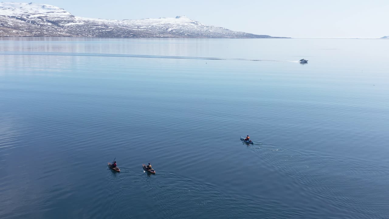 잔잔한 물에서 노를 젓는 모험 카약커, 지나가는 보트, 공중