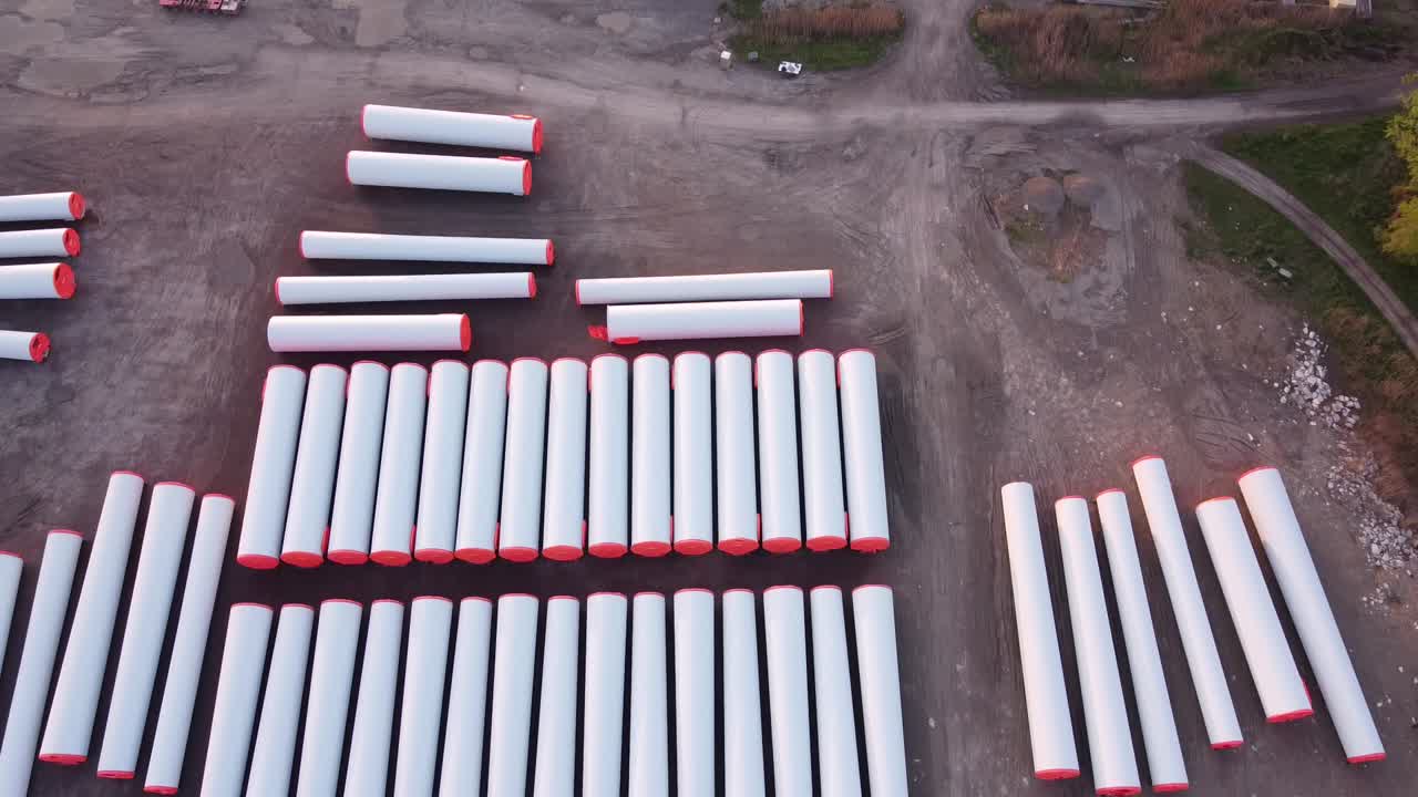 partes de torres de turbinas eólicas en el piso de una industria de fabricación de molinos de viento en monroe, michigan - top dolly shot