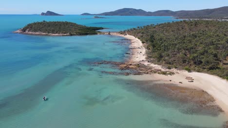 Hermoso-Paisaje-De-La-Playa-De-La-Bahía-De-Hydeaway-Y-La-Isla-De-Grosella-Negra-En-El-Estado-Australiano-Del-Norte-De-Queensland