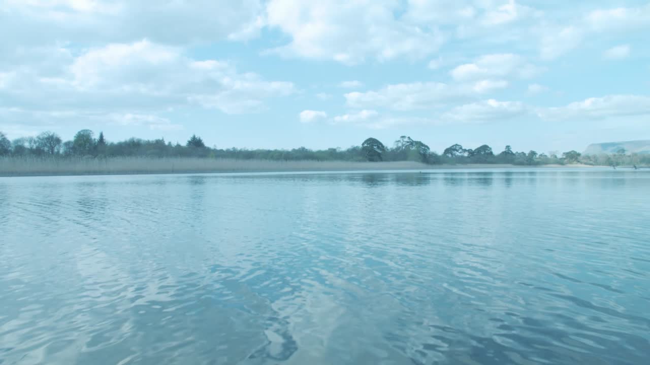 강을 가로질러 아름다운 슬라이드 경치 여름 평화로운 설정