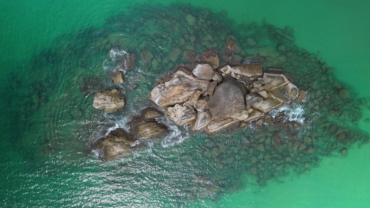 바다 한가운데의 산호초 바위 섬, 활기찬 수생 해양 생명체와 함께 외 열대 다이빙 장소, 태국 다이빙