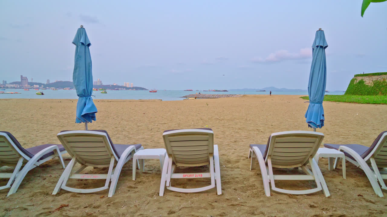 Пляжный стул на пляже с морским фоном