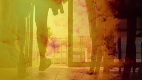 animación de una sección baja de una mujer caminando en casa con una pierna protésica