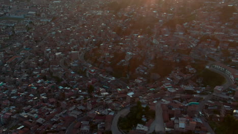 Vista-Aérea-Del-Barrio-Fuera-Del-Centro-Histórico-De-La-Ciudad-Durante-La-Puesta-De-Sol-En-Cusco,-Perú