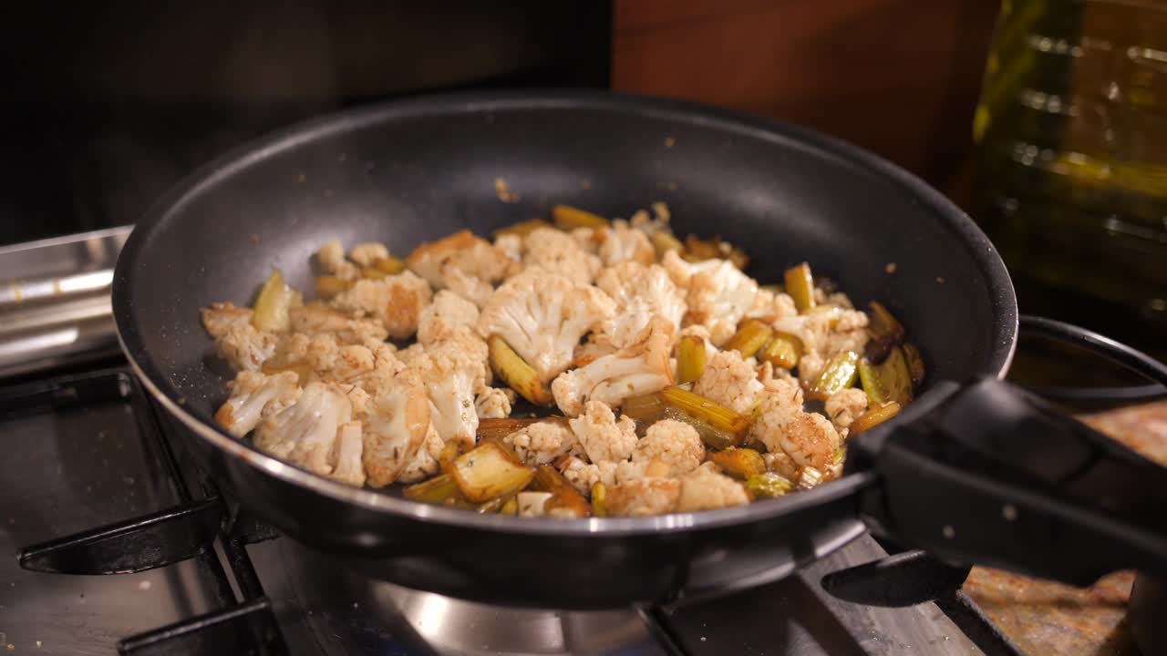 nutritiva coliflor salteada en una sartén de hierro fundido