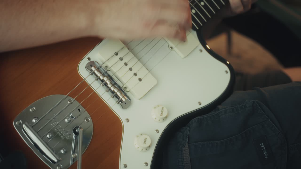 Elektro Gitar Çalan Müzisyenin Ellerinin Yakın Çekimi
