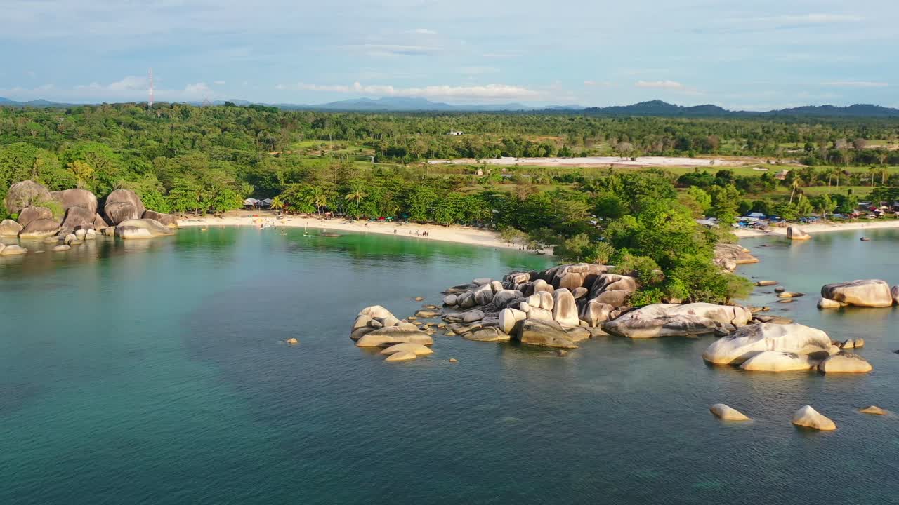 ゴールデンアワーの熱帯の島の白い砂浜