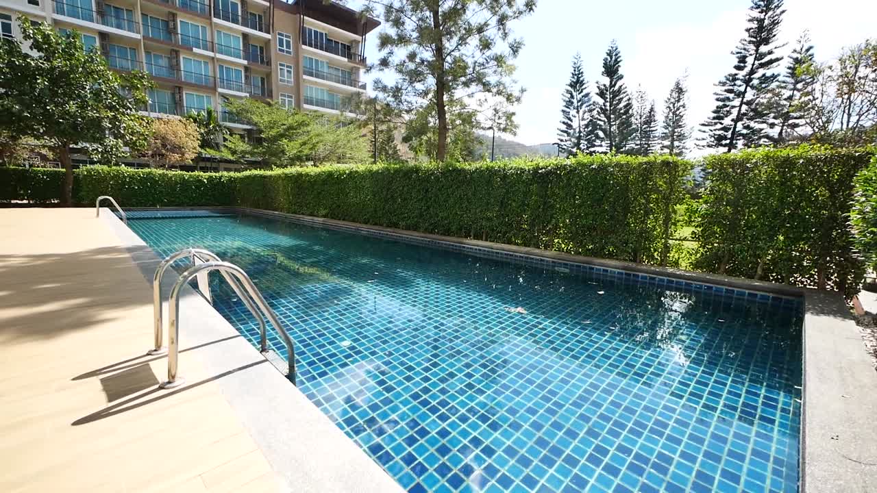 Fredeligt og solrigt swimmingpoolområde