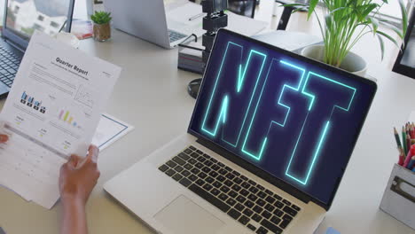 mujer de negocios afroamericana usando una computadora portátil para una videollamada con texto nft