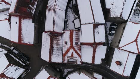casas de techo con vista aérea de nieve