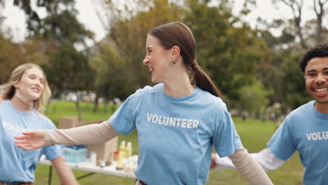 grupo de diversos jóvenes voluntarios sonriendo y riendo juntos