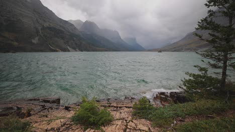 Clima-Tormentoso-En-La-Base-Del-Lago-St-Mary-En-El-Parque-Nacional-De-Los-Glaciares,-Montana